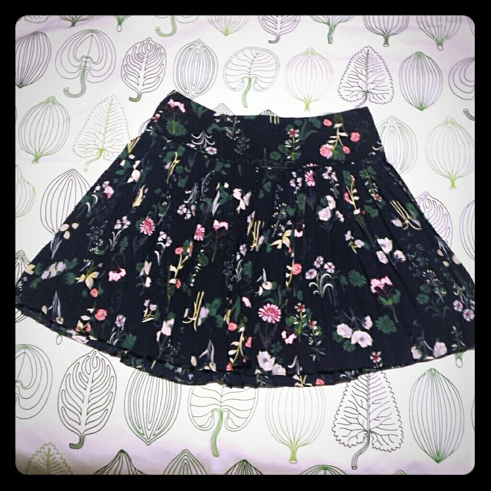 Loft floral pleated skirt - new! 🌹